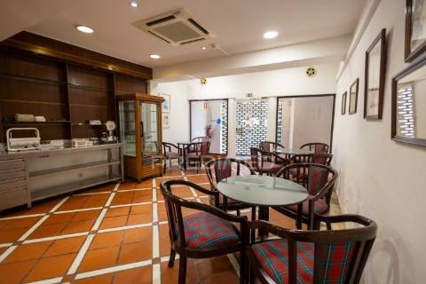 Residencial com 9 quartos, café e loja, no centro do alandroal