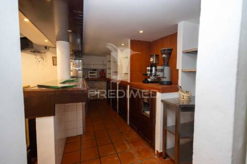 Residencial com 9 quartos, café e loja, no centro do alandroal