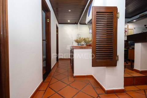 Residencial com 9 quartos, café e loja, no centro do alandroal