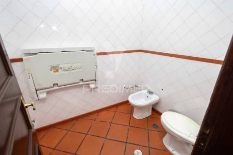 Residencial com 9 quartos, café e loja, no centro do alandroal