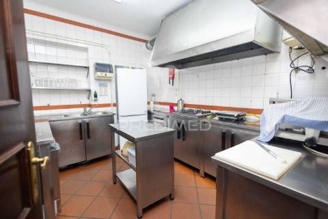 Residencial com 9 quartos, café e loja, no centro do alandroal