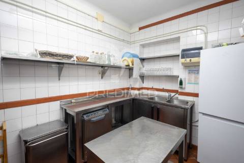 Residencial com 9 quartos, café e loja, no centro do alandroal