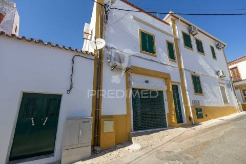 Residencial com 9 quartos, café e loja, no centro do alandroal