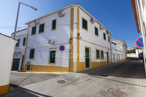 Residencial com 9 quartos, café e loja, no centro do alandroal