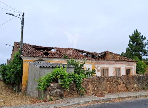 Conjunto de moradias em ruína e terrenos em penhascoso
