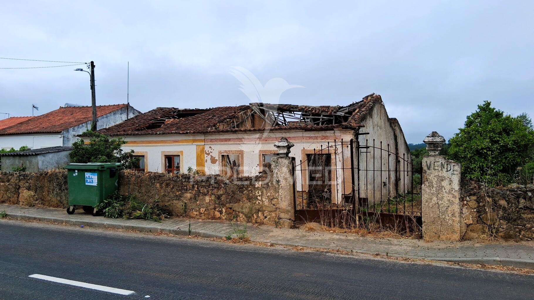 Conjunto de moradias em ruína e terrenos em penhascoso