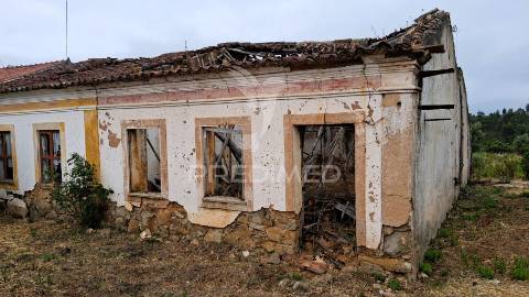Conjunto de moradias em ruína e terrenos em penhascoso