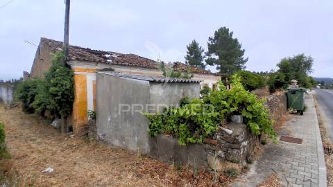 Conjunto de moradias em ruína e terrenos em penhascoso