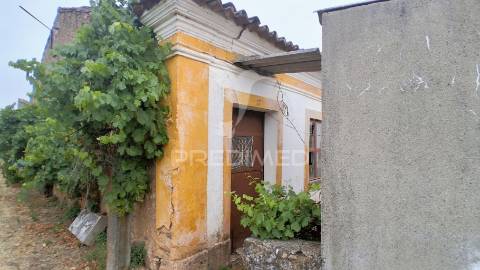 Conjunto de moradias em ruína e terrenos em penhascoso