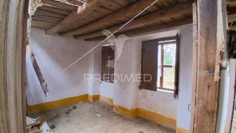 Conjunto de moradias em ruína e terrenos em penhascoso