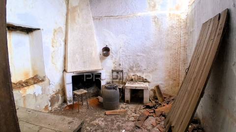 Conjunto de moradias em ruína e terrenos em penhascoso