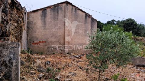 Conjunto de moradias em ruína e terrenos em penhascoso
