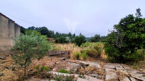 Conjunto de moradias em ruína e terrenos em penhascoso