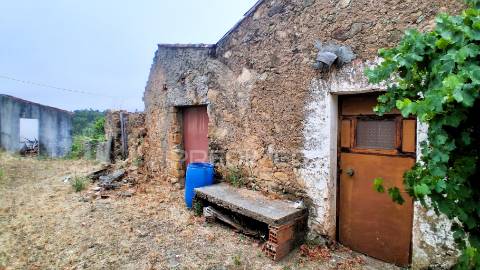 Conjunto de moradias em ruína e terrenos em penhascoso