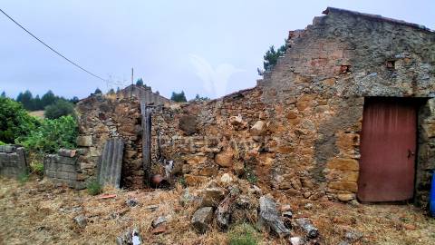 Conjunto de moradias em ruína e terrenos em penhascoso