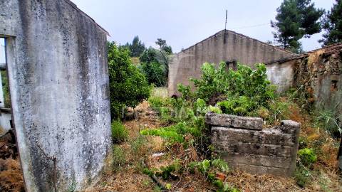 Conjunto de moradias em ruína e terrenos em penhascoso