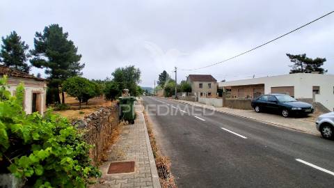 Conjunto de moradias em ruína e terrenos em penhascoso