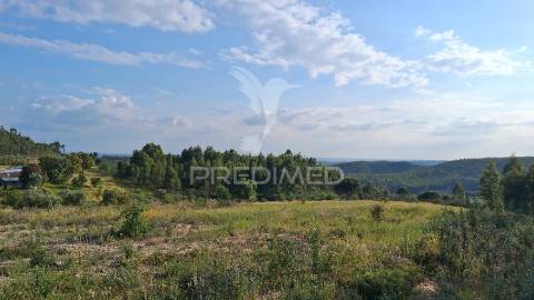 Conjunto de moradias em ruína e terrenos em penhascoso