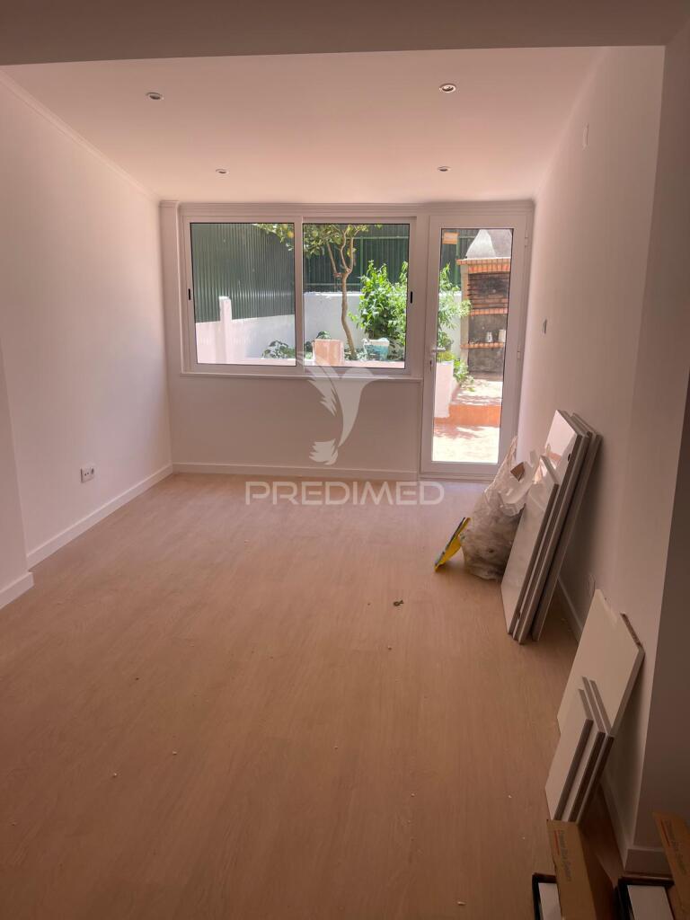 Apartamento t1+2 com logradouro privativo amadora