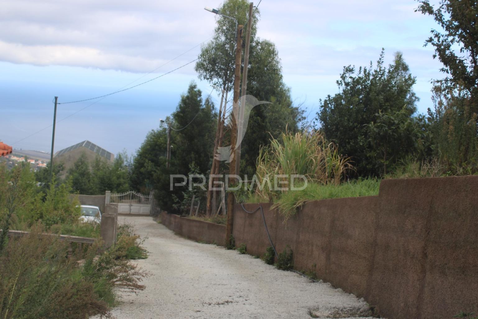 Terreno misto com área de total 700m2 em santa cruz