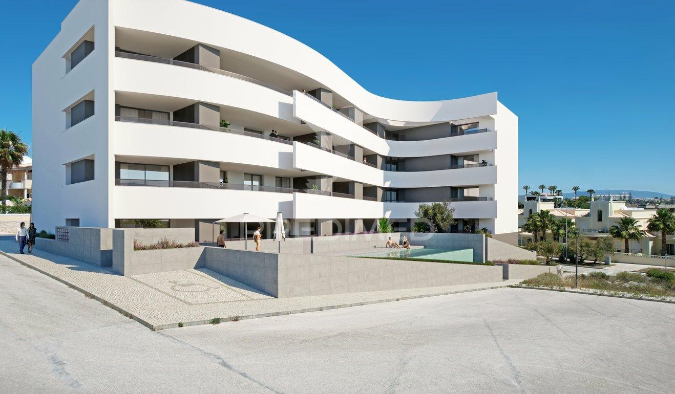 T3 novo no porto de mós em lagos com piscina e estacionamento privado