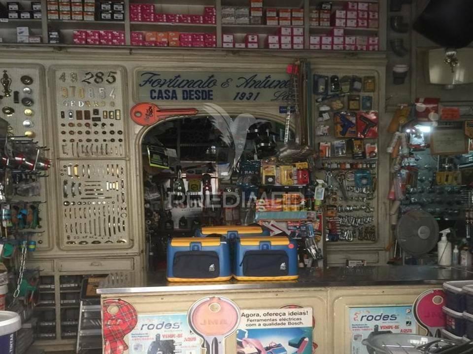 Oportunidade casa ferragens zona comercial centro alcântara