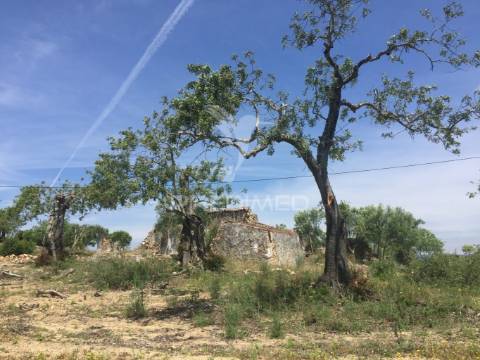 Terreno para construção de moradia com piscina