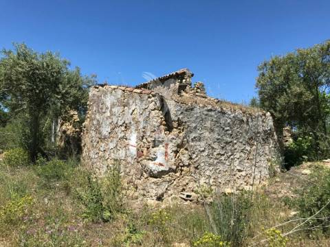 Terreno para construção de moradia com piscina