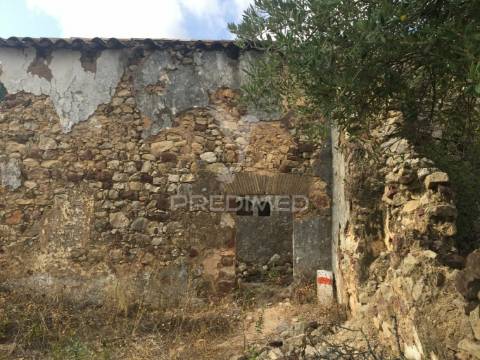 Terreno para construção de moradia com piscina