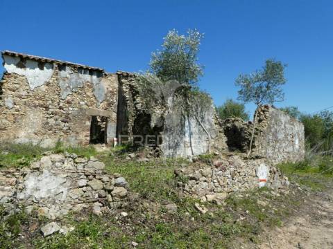 Terreno para construção de moradia com piscina