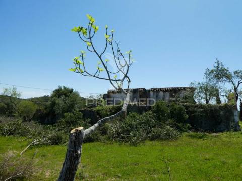 Terreno para construção de moradia com piscina