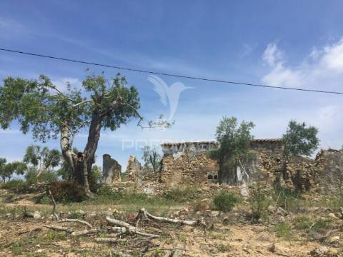 Terreno para construção de moradia com piscina