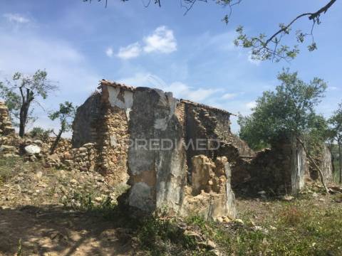 Terreno para construção de moradia com piscina