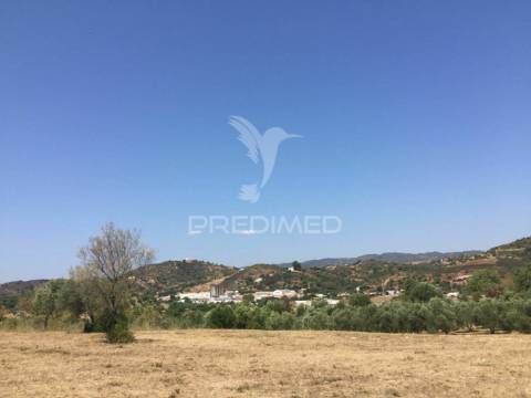 Terreno para construção de moradia com piscina