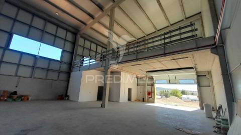 Arrendar armazém c/ logradouro loures marl proximo aeroporto