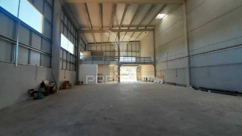 Arrendar armazém c/ logradouro loures marl proximo aeroporto