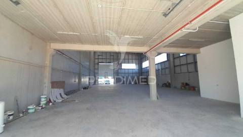 Arrendar armazém c/ logradouro loures marl proximo aeroporto