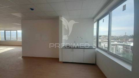 Arrendar armazém c/ logradouro loures marl proximo aeroporto