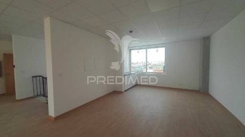 Arrendar armazém c/ logradouro loures marl proximo aeroporto