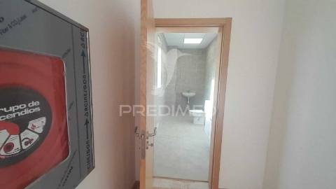 Arrendar armazém c/ logradouro loures marl proximo aeroporto