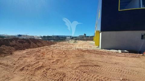 Arrendar armazém c/ logradouro loures marl proximo aeroporto