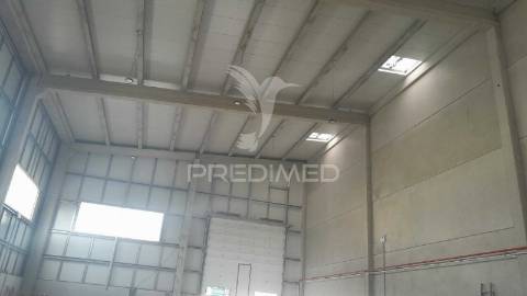 Arrendar armazém c/ logradouro loures marl proximo aeroporto