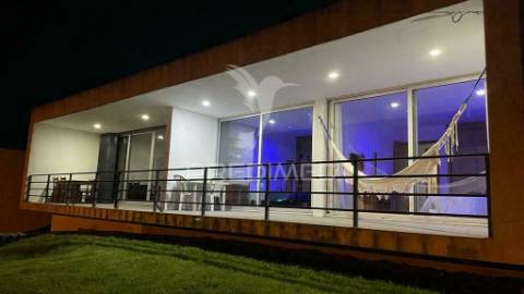 Moradia de um só piso, t3, de estilo moderno