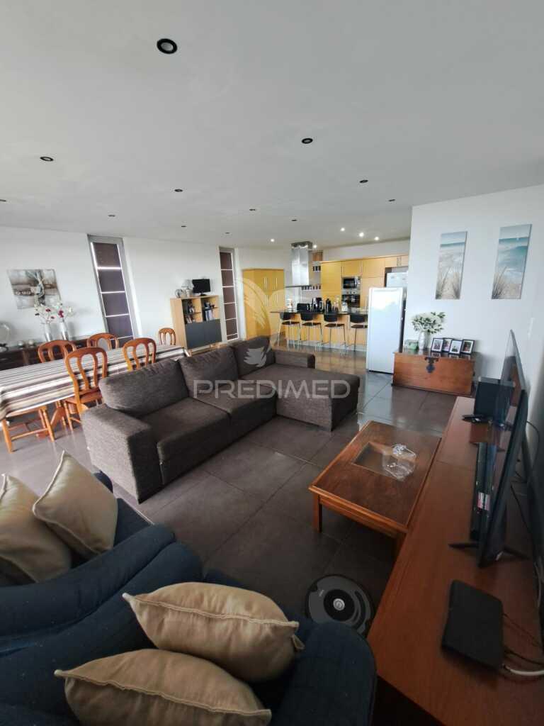 Moradia de um só piso, t3, de estilo moderno