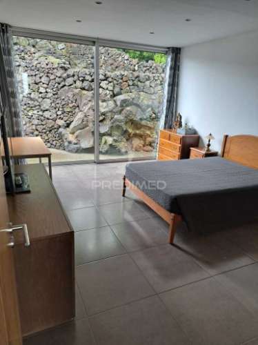 Moradia de um só piso, t3, de estilo moderno