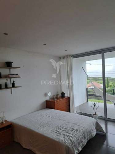 Moradia de um só piso, t3, de estilo moderno