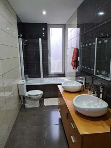 Moradia de um só piso, t3, de estilo moderno