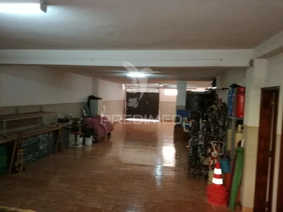 Garagem / armazém com 110 m2