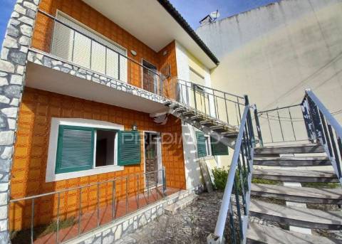 Moradia t2 com grande terraço e espaço exterior