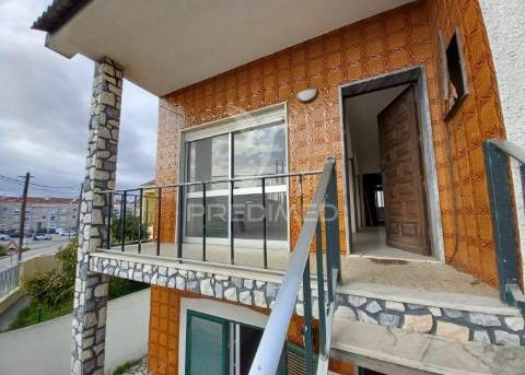 Moradia t2 com grande terraço e espaço exterior